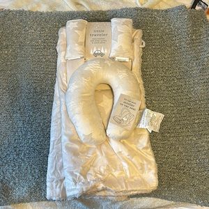 NWT Baby blanket and carsest straps